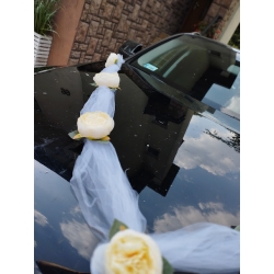 Dekoracja auta do ślubu - kompozycje tiulowa  kremowe kwiaty 